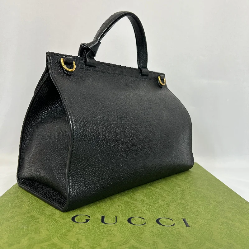 Women Gucci backpacks with a luxurious leather finishGucci - Sac Marmont