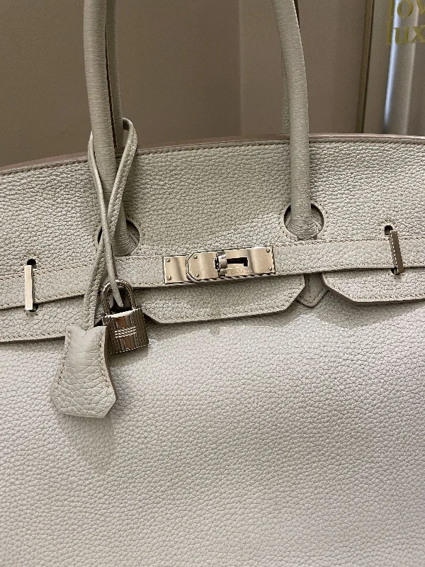 Hermes Birkin Bags with a Hidden Magnetic Closure for Discreet SecurityHermes Birkin 35 Gris Perle Togo