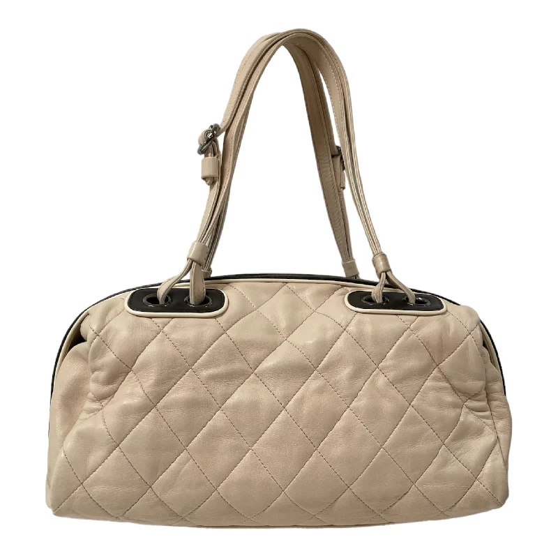 Chanel Quilted Leather Shoulder Bag for FashionistasCHANEL Hand Bag Leather WHT 11336245