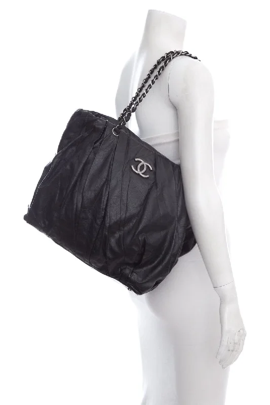 Chanel Quilted Leather Shoulder Bag for FashionistasChanel 2009 Black Twisted Tote Handbag