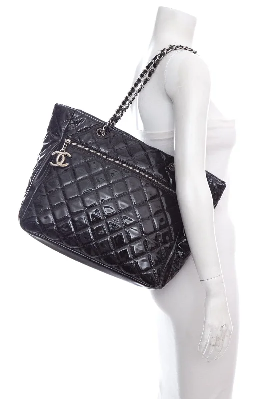 Chanel Colorful Handbag for Spring OutfitsChanel Black Diamond quilted "2009-2010"  Handbag