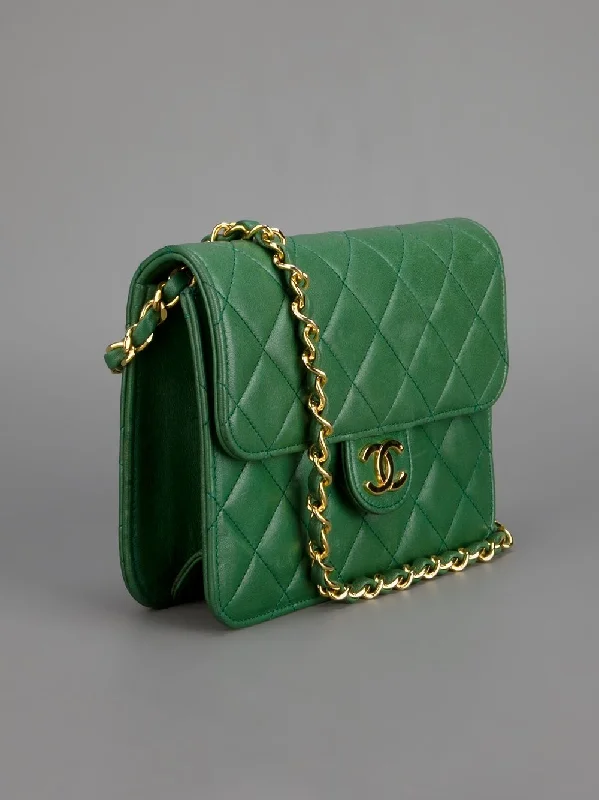 Chanel Designer Handbag with Unique DesignChanel Classic Clutch Witch Chain – CWC Caviar Green Silver-Toned