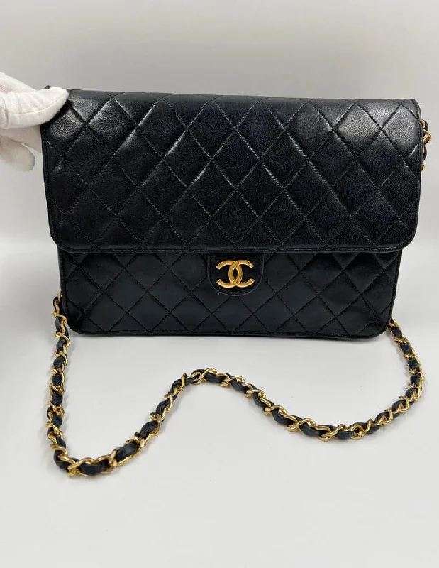 Chanel Lightweight Handbag for Daily ErrandsVintage Navy Chanel Flap Bag