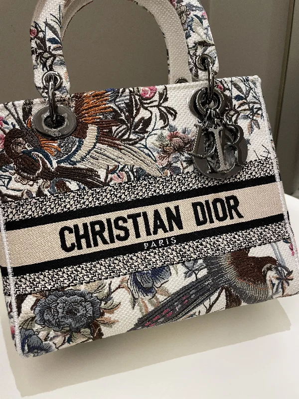 Christian Dior bags with a detachable coin purse insideDior Lady Dior Lite Floral Embroidery